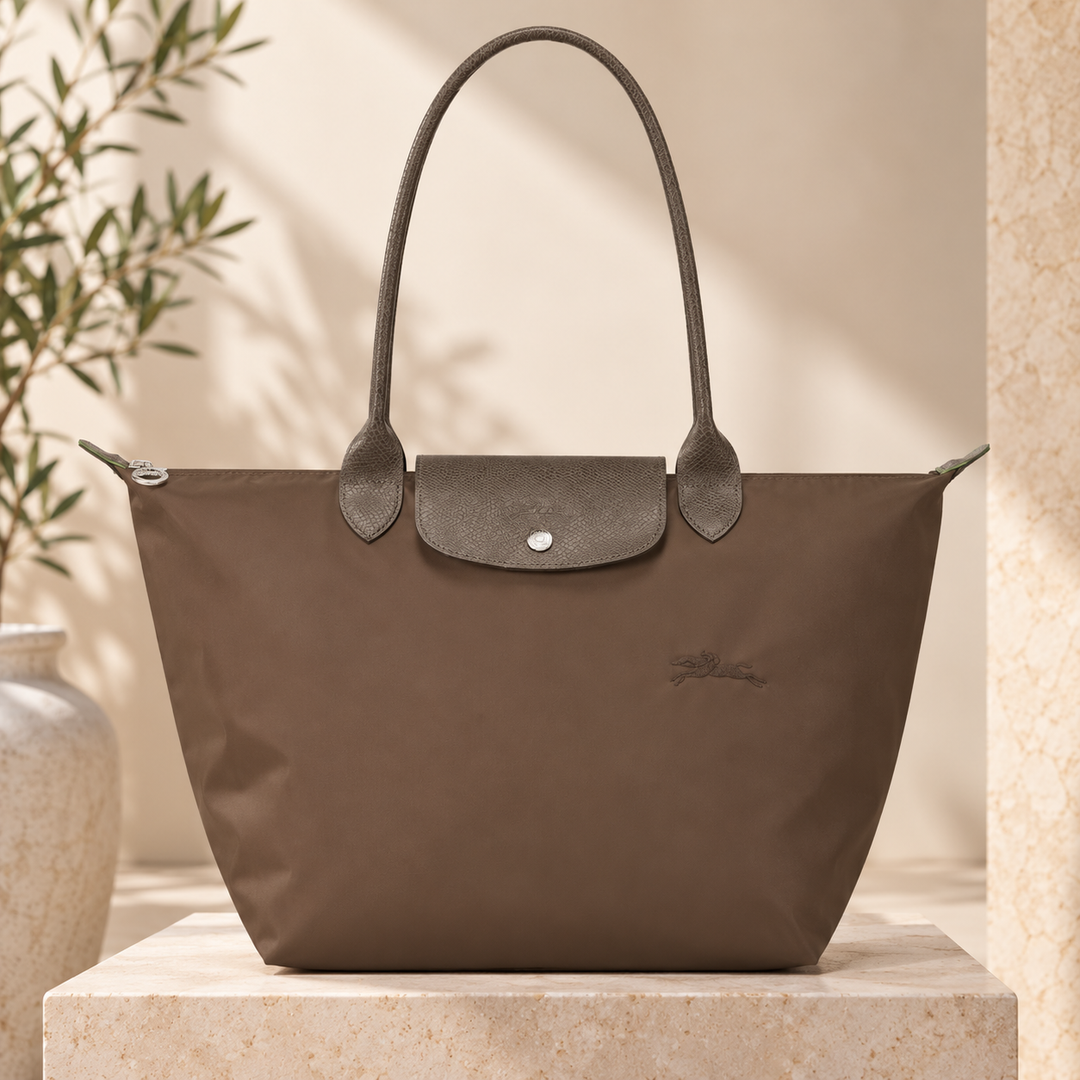 Grande Tote, Γη