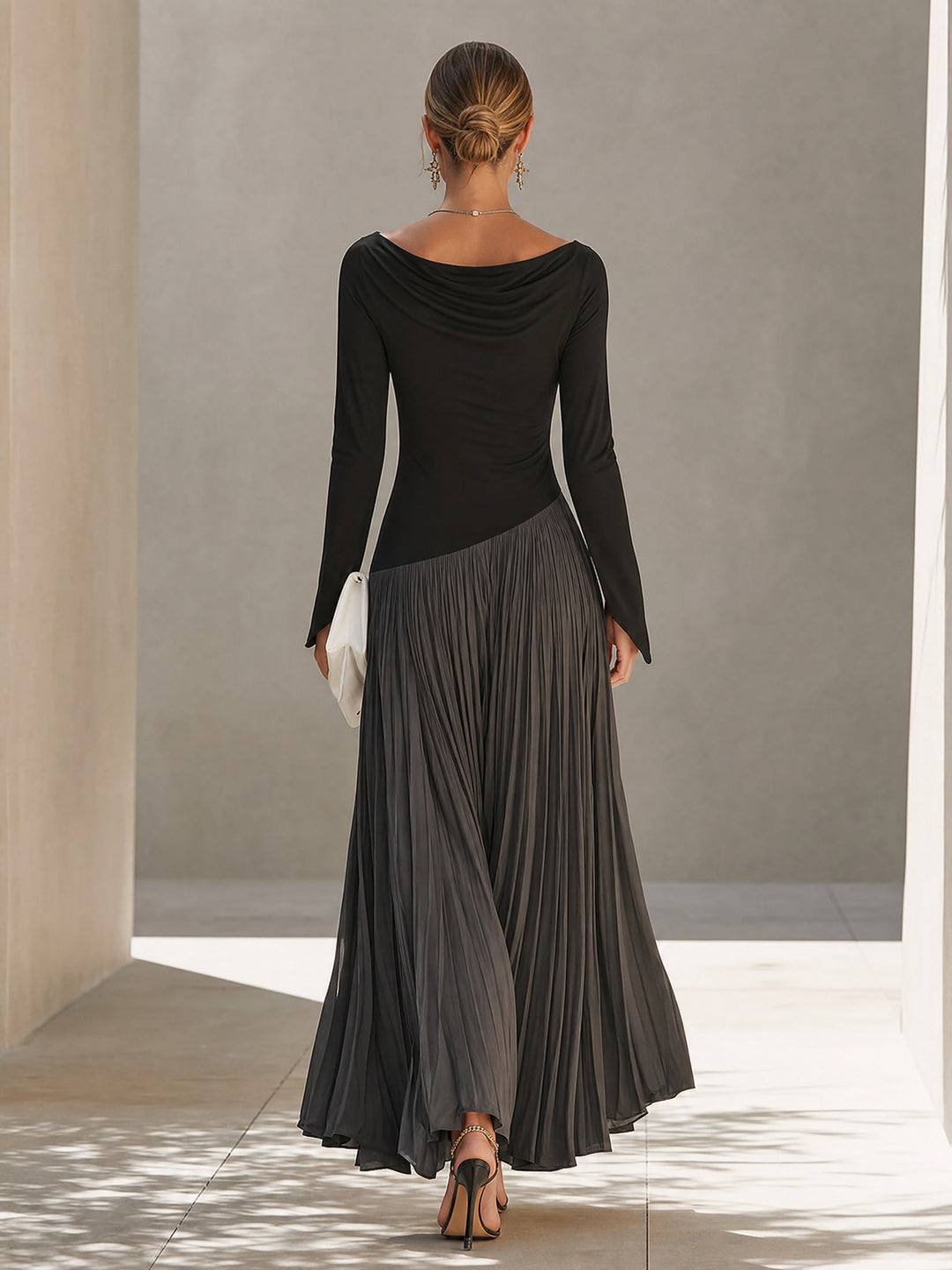 Μαρίνα | Μακρύ Πλισέ Φόρεμα με Διπλό Λαιμό σε Μαύρο και Γκρι