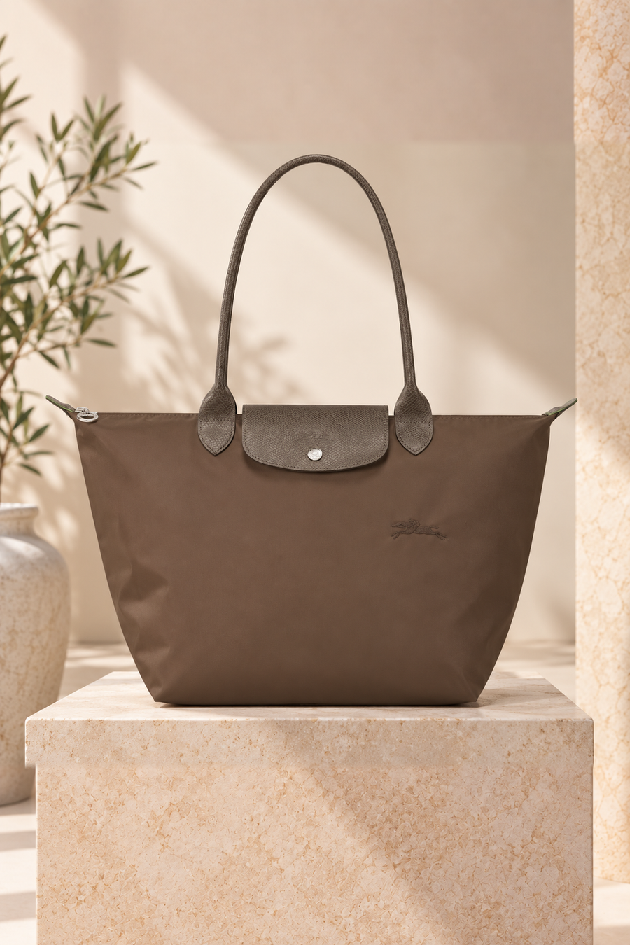 Grande Tote, Γη